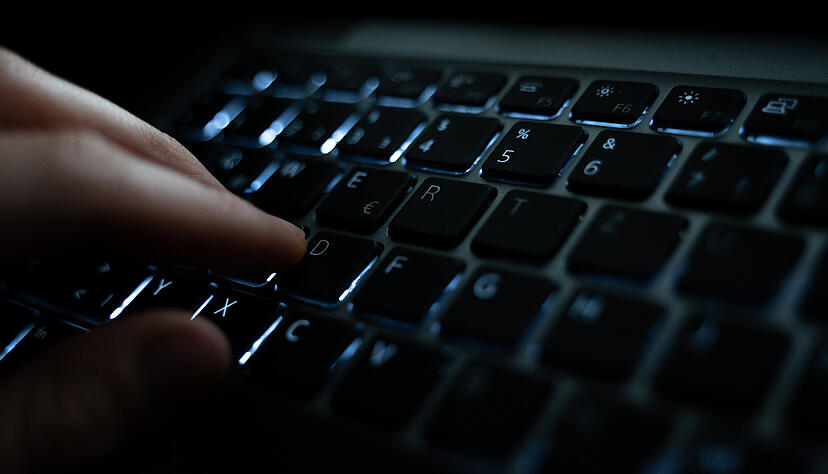 Angriffe sind schnell getippt und anonym verschickt - aber die Täter sollten nicht so einfach davon kommen.