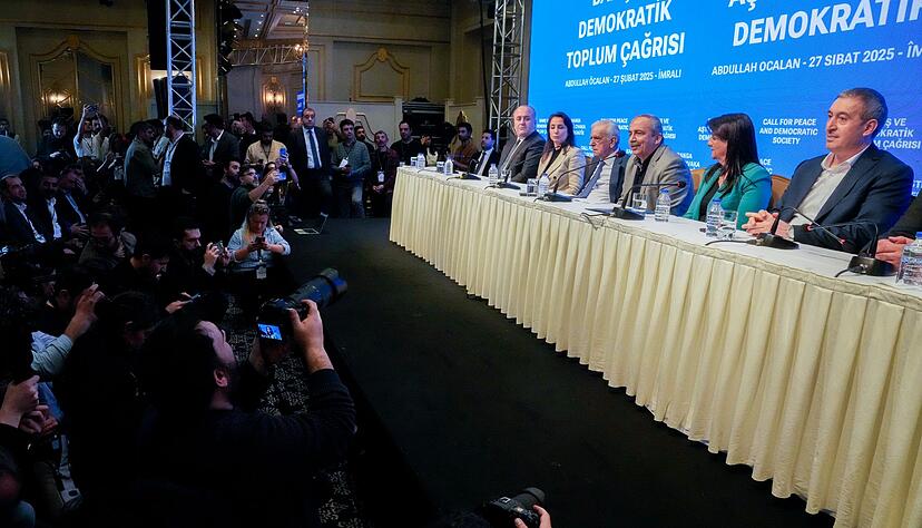 PKK-Chef Öcalan ruft Kämpfer zur Niederlegung von Waffen auf PKK-Chef Öcalan ruft Kämpfer zur Niederlegung von Waffen auf