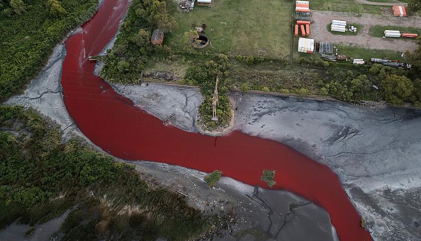 Das Umweltministerium der Provinz Buenos Aires entnahm Wasserproben zur chemischen Analyse.