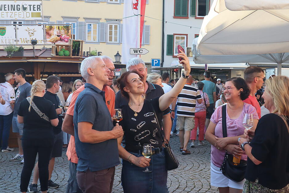 Am zweiten Tag des Hohenloher Weindorfs kommen erneut etliche Besucher nach Öhringen. Am zweiten Tag des Hohenloher Weindorfs kommen erneut etliche Besucher nach Öhringen.
