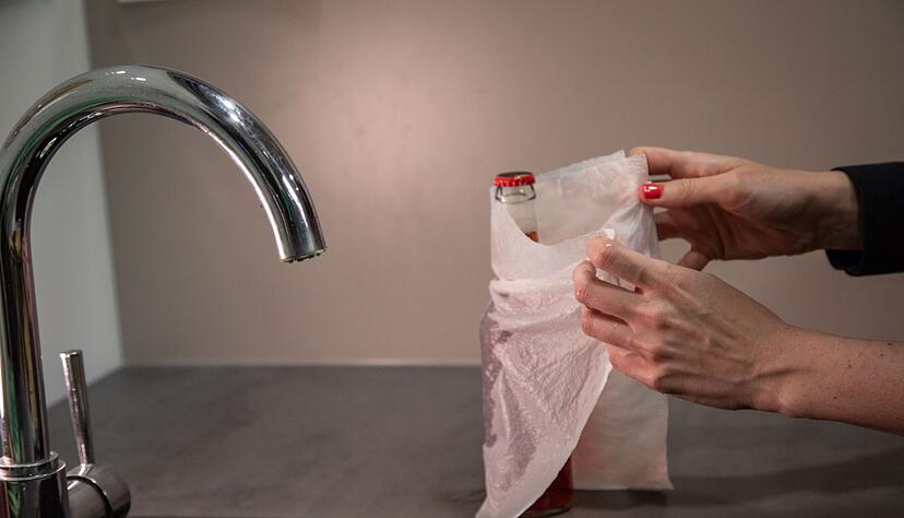 Schritt 2: Das nasse Küchenpapier um die Flasche wickeln und andrücken. Schritt 2: Das nasse Küchenpapier um die Flasche wickeln und andrücken.