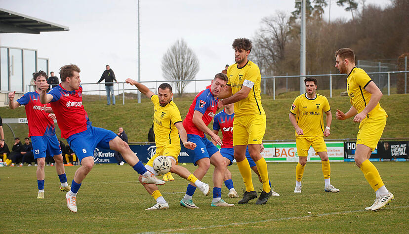 Immer wieder drangen die Hollenbacher mit Jonas Limbach (ZHweiter von links) in den Strafraum ein. Doch die Ravensburger verteidigten geschickt und kompakt. Die G&auml;ste gewannen schlie&szlig;lich 2:1.
Foto: Herbert Schmerbeck