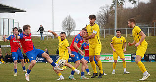 Immer wieder drangen die Hollenbacher mit Jonas Limbach (ZHweiter von links) in den Strafraum ein. Doch die Ravensburger verteidigten geschickt und kompakt. Die Gäste gewannen schließlich 2:1.
Foto: Herbert Schmerbeck Immer wieder drangen die Hollenbacher mit Jonas Limbach (ZHweiter von links) in den Strafraum ein. Doch die Ravensburger verteidigten geschickt und kompakt. Die Gäste gewannen schließlich 2:1.
Foto: Herbert Schmerbeck