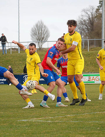 Immer wieder drangen die Hollenbacher mit Jonas Limbach (ZHweiter von links) in den Strafraum ein. Doch die Ravensburger verteidigten geschickt und kompakt. Die G&auml;ste gewannen schlie&szlig;lich 2:1.
Foto: Herbert Schmerbeck
