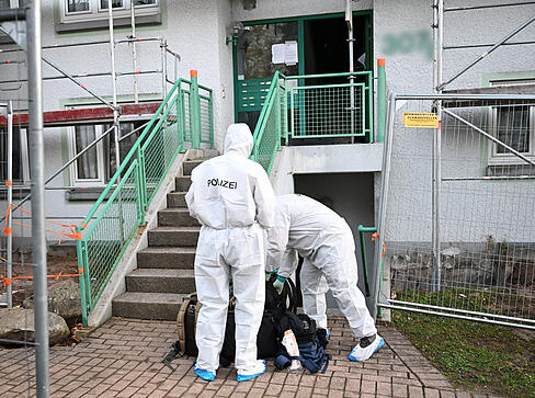 Einsatzkräfte sichern Spuren an einem Wohnhaus im Stuttgarter Stadtteil Feuerbach. Einsatzkräfte sichern Spuren an einem Wohnhaus im Stuttgarter Stadtteil Feuerbach.
