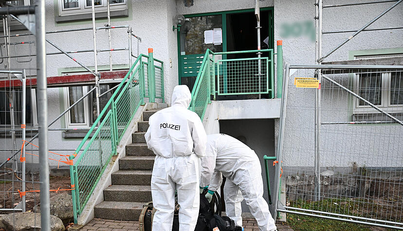 Einsatzkräfte sichern Spuren an einem Wohnhaus im Stuttgarter Stadtteil Feuerbach.