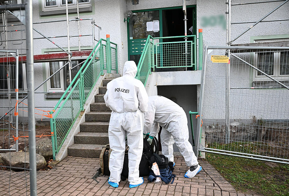 Einsatzkräfte sichern Spuren an einem Wohnhaus im Stuttgarter Stadtteil Feuerbach.