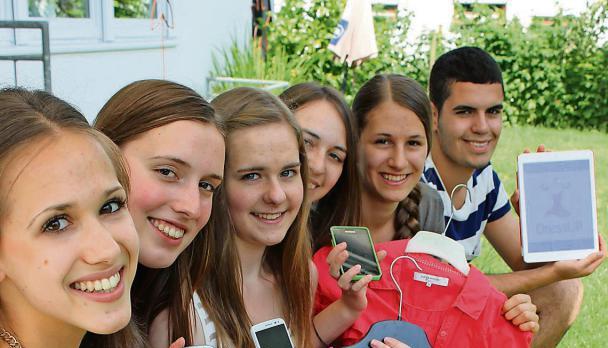 Geht es nach Alexandra, Marion, Denise, Stephanie, Lydia und Emre (v. li.), gibt es dank ihrer DressUp-App keinen Stress mehr mit den Klamotten.Foto: Koppenh&ouml;fer
