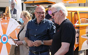 Alexander Throm, Direktkandidat der CDU, beim Straßenwahlkampf in der Heilbronner Fußgängerzone. Alexander Throm, Direktkandidat der CDU, beim Straßenwahlkampf in der Heilbronner Fußgängerzone.