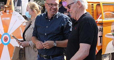 Alexander Throm, Direktkandidat der CDU, beim Straßenwahlkampf in der Heilbronner Fußgängerzone. Alexander Throm, Direktkandidat der CDU, beim Straßenwahlkampf in der Heilbronner Fußgängerzone.