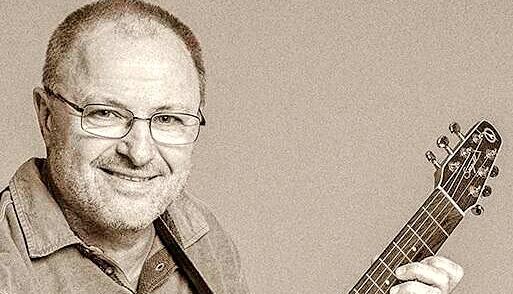 Wie man "Boudsch" kennt: mit seiner Gitarre in der Hand.
Foto: Archiv/privat Wie man "Boudsch" kennt: mit seiner Gitarre in der Hand.
Foto: Archiv/privat