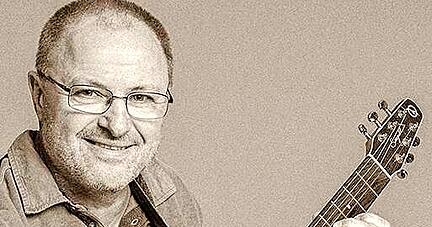 Wie man "Boudsch" kennt: mit seiner Gitarre in der Hand.
Foto: Archiv/privat Wie man "Boudsch" kennt: mit seiner Gitarre in der Hand.
Foto: Archiv/privat