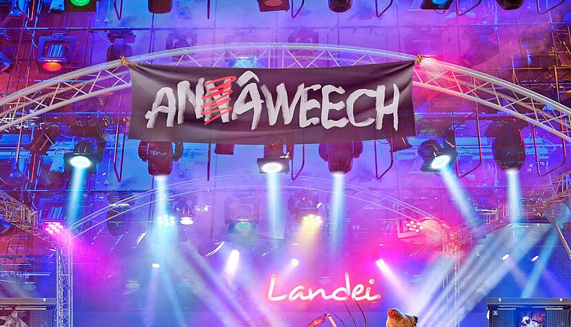 Zum letzten Mal auf der großen Bühne? Die Hohenloher Mundart-Band Annâweech hat auf ihrer frisch erschienenen CD "Landei" 20 neue Lieder zusammengetragen.
Foto: privat Zum letzten Mal auf der großen Bühne? Die Hohenloher Mundart-Band Annâweech hat auf ihrer frisch erschienenen CD "Landei" 20 neue Lieder zusammengetragen.
Foto: privat