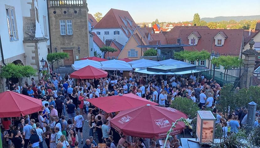 Bei Jazzmusik, gutem Wein und leckerem Essen genießen die Menschen am Samstag die laue Sommernacht im Schlossinnenhof. Am heutigen Montag öffnen nochmals die Stände rund um das Öhringer Schloss.