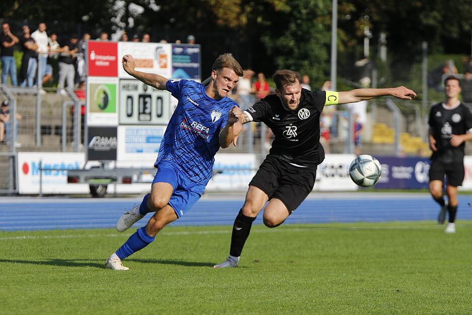 Jannik Dannhäußer vom VfR Heilbronn liefert sich mit einem Spieler des Regionalligisten SGV Freiberg einen Zweikampf. Jannik Dannhäußer vom VfR Heilbronn liefert sich mit einem Spieler des Regionalligisten SGV Freiberg einen Zweikampf.
