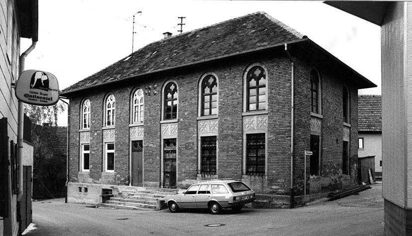 Zusammengestellt von Archiv und Dokumentation der Heilbronner Stimme 
Die 1851 von der jüdischen Gemeinde erbaute Affaltracher Synagoge wurde im November 1938 zwar von SA-Schergen verwüstet, blieb aber äußerlich weitgehend unversehrt. Nach jahrzehntelanger Nutzung unter anderem als Möbellager war das Gebäude aber heruntergekommen. Auch auf diesem Bild vom Mai 1983 lässt sich Sanierungsbedarf ausmachen. Zusammengestellt von Archiv und Dokumentation der Heilbronner Stimme 
Die 1851 von der jüdischen Gemeinde erbaute Affaltracher Synagoge wurde im November 1938 zwar von SA-Schergen verwüstet, blieb aber äußerlich weitgehend unversehrt. Nach jahrzehntelanger Nutzung unter anderem als Möbellager war das Gebäude aber heruntergekommen. Auch auf diesem Bild vom Mai 1983 lässt sich Sanierungsbedarf ausmachen.