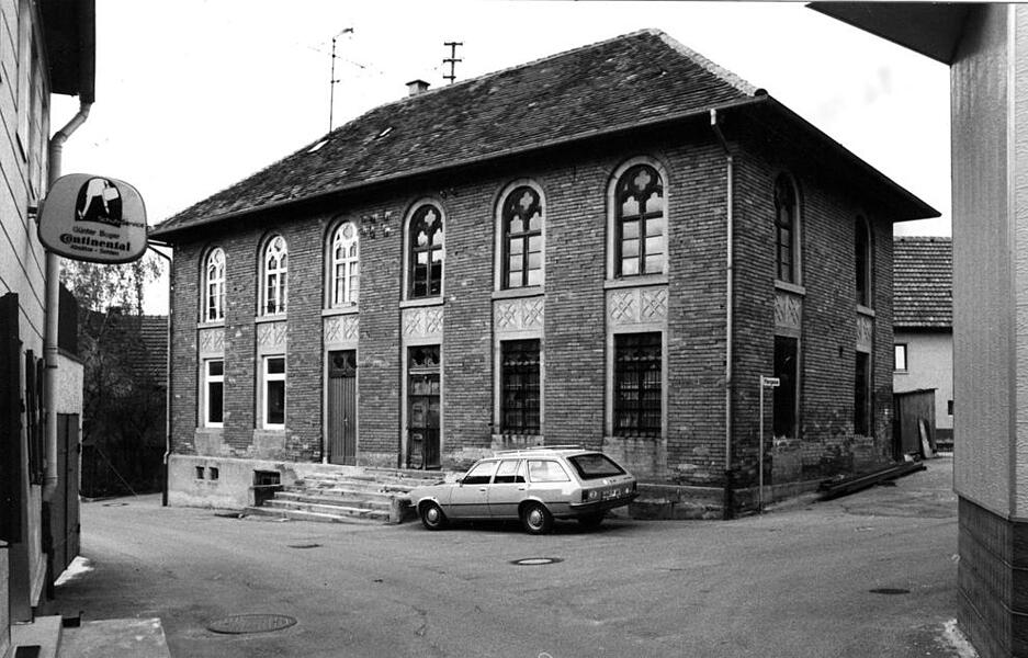 Zusammengestellt von Archiv und Dokumentation der Heilbronner Stimme 
Die 1851 von der jüdischen Gemeinde erbaute Affaltracher Synagoge wurde im November 1938 zwar von SA-Schergen verwüstet, blieb aber äußerlich weitgehend unversehrt. Nach jahrzehntelanger Nutzung unter anderem als Möbellager war das Gebäude aber heruntergekommen. Auch auf diesem Bild vom Mai 1983 lässt sich Sanierungsbedarf ausmachen. Zusammengestellt von Archiv und Dokumentation der Heilbronner Stimme 
Die 1851 von der jüdischen Gemeinde erbaute Affaltracher Synagoge wurde im November 1938 zwar von SA-Schergen verwüstet, blieb aber äußerlich weitgehend unversehrt. Nach jahrzehntelanger Nutzung unter anderem als Möbellager war das Gebäude aber heruntergekommen. Auch auf diesem Bild vom Mai 1983 lässt sich Sanierungsbedarf ausmachen.