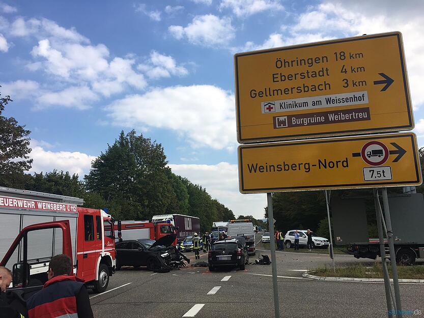 Die Feuerwehr war mit mehreren Fahrzeugen an der Unfallstelle.