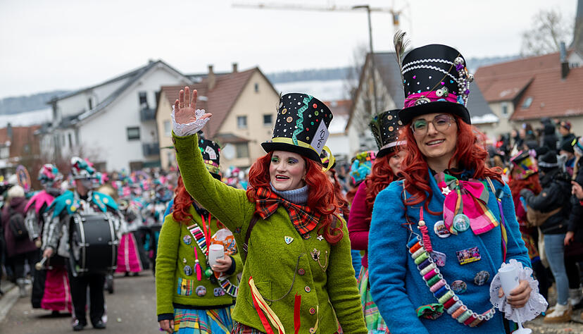 Tausende Besucher verfolgten am Sonntagnachmittag den großen Faschingsumzug kreuz und quer durch Ellhofen. Die Stimmung war bestens, die Kostüme bunt und variantenreich.