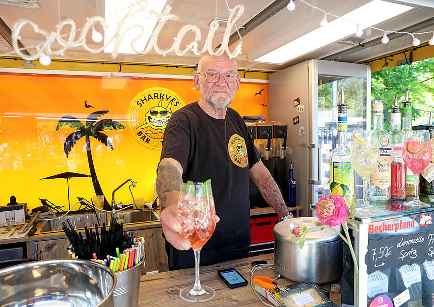 Neben Speisen gibt es auch kühle Mixgetränke und Cocktails. Neben Speisen gibt es auch kühle Mixgetränke und Cocktails.