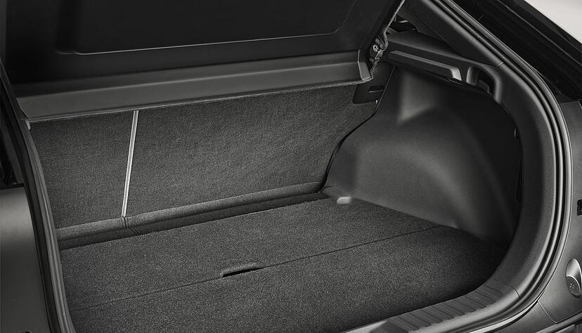 Volle Ladung? Der Kofferraum ist im normalen Zustand 416 Liter groß - einen E-Auto-typischen Frunk vorn gibt es nicht. Volle Ladung? Der Kofferraum ist im normalen Zustand 416 Liter groß - einen E-Auto-typischen Frunk vorn gibt es nicht.