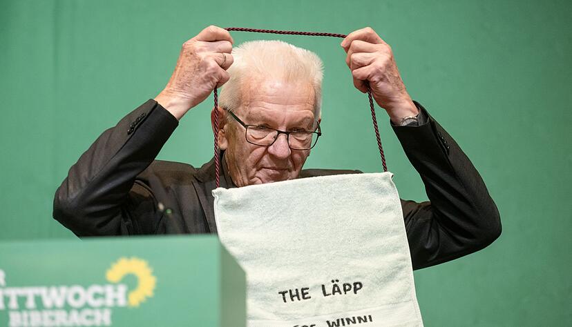 Viele Waschlappen erh&auml;lt Kretschmann in seiner Amtszeit, hier beim politischen Aschermittwoch der baden-w&uuml;rttembergischen Gr&uuml;nen. (Archivbild)