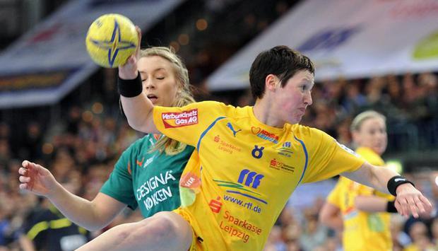 Die Leipzigerin Anne Müller wird auf das Tor von Viborg. Foto: Hendrik Schmidt Die Leipzigerin Anne Müller wird auf das Tor von Viborg. Foto: Hendrik Schmidt