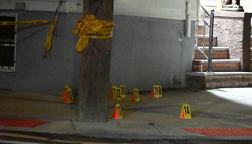 Vor einem Veranstaltungsraum im Stadtteil Queens fielen Sch&uuml;sse.