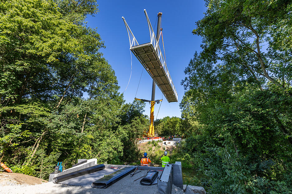 Die Einzelteile wurden vorher am Kocherufer zusammengebaut.