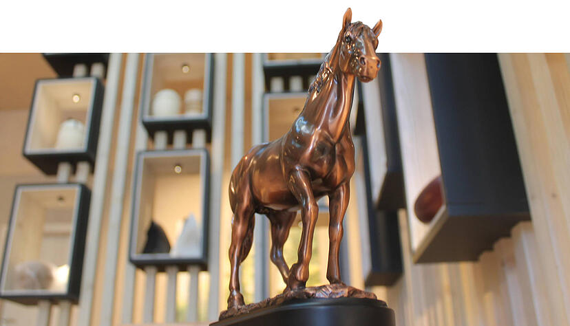 "Eine Trauer, die kann man sich kaum vorstellen": Skulptur auf einer Urne im Pferdekrematorium Schwäbisch Hall. Die Asche der Tiere kann auch in Schmuckstücke eingearbeitet werden.
Foto: Alexander Hettich "Eine Trauer, die kann man sich kaum vorstellen": Skulptur auf einer Urne im Pferdekrematorium Schwäbisch Hall. Die Asche der Tiere kann auch in Schmuckstücke eingearbeitet werden.
Foto: Alexander Hettich
