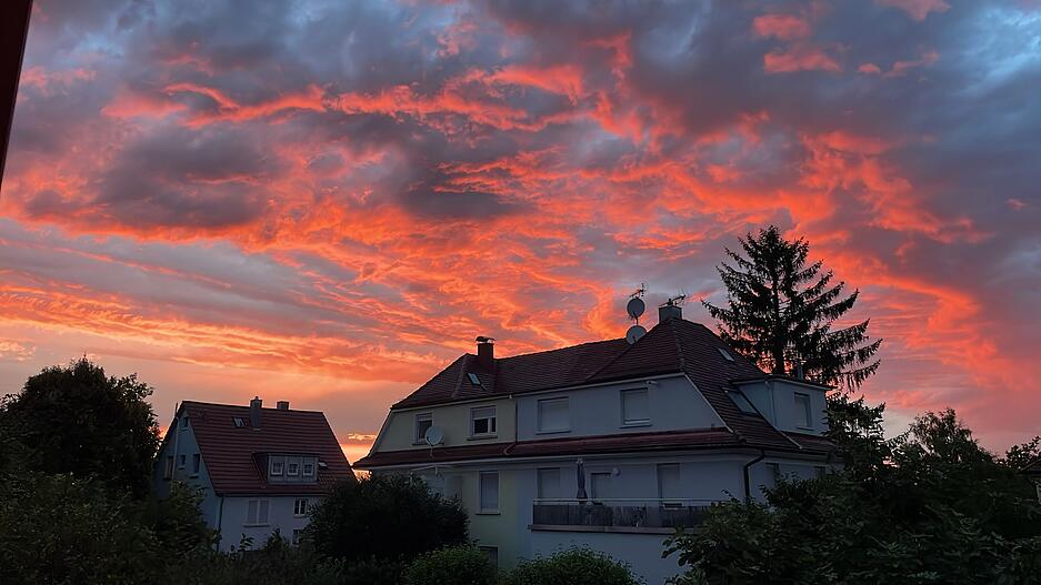 Die Wolken scheinen regelrecht zu leuchten. Die Wolken scheinen regelrecht zu leuchten.