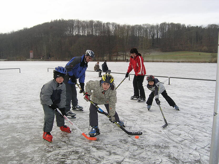 Zugefrorener Neum&uuml;hlsee in den Waldenburger Bergen lockt die Eissportfreunde an. Aufnahme aus dem Jahr 2009.