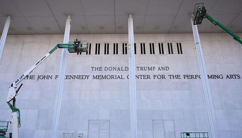 Im Dezember ließ Trump seinen Namen an der Fassade anbringen. (Archivbild) Im Dezember ließ Trump seinen Namen an der Fassade anbringen. (Archivbild)