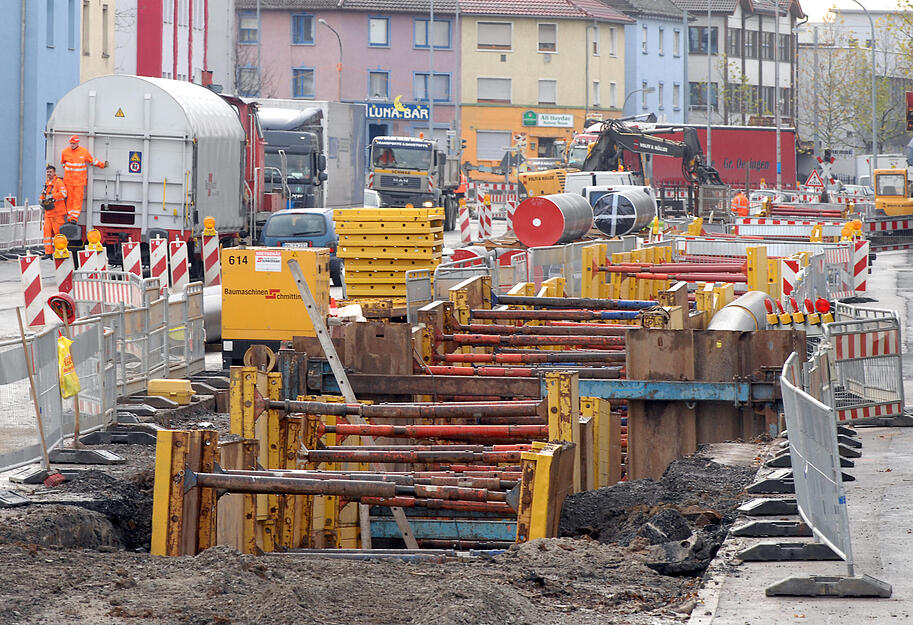 Bevor die Arbeiten für den Gleisbau und die Oberleitungen für die künftige S-Bahn-Linie 42 starten, werden im November 2010 die Versorgungsleitungen rund um den Heilbronner Industrieplatz verlegt.