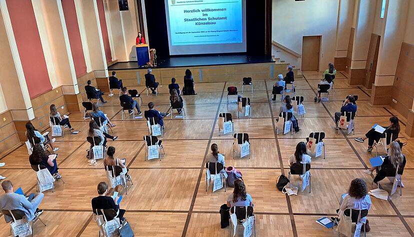 Mit viel Abstand, aber mit Musik und Reden wurden 101 junge Lehrer in der Künzelsauer Stadthalle auf ihr Amt vereidigt. Foto: Yvonne Tscherwitschke Mit viel Abstand, aber mit Musik und Reden wurden 101 junge Lehrer in der Künzelsauer Stadthalle auf ihr Amt vereidigt. Foto: Yvonne Tscherwitschke