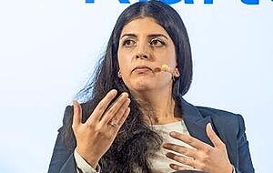 Die 35-jährige Juristin, Gülen Grombach, arbeitet in der Landesbehörde IT Baden-Württemberg. Die 35-jährige Juristin, Gülen Grombach, arbeitet in der Landesbehörde IT Baden-Württemberg.