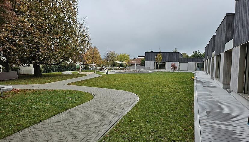 Ein Blick in den weitläufigen Garten der Kindertagesstätte St. Kilian – künftig sollen weitere Spielgeräte wie ein Klettergerüst hinzukommen. Ein Blick in den weitläufigen Garten der Kindertagesstätte St. Kilian – künftig sollen weitere Spielgeräte wie ein Klettergerüst hinzukommen.