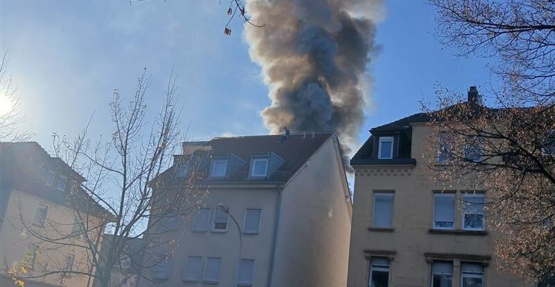 In einem Gebäude in der Silcherstraße in Heilbronn ist ein Feuer ausgebrochen. Die Straße ist wegen des Einsatzes gesperrt. In einem Gebäude in der Silcherstraße in Heilbronn ist ein Feuer ausgebrochen. Die Straße ist wegen des Einsatzes gesperrt.