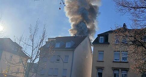 In einem Geb&auml;ude in der Silcherstra&szlig;e in Heilbronn ist ein Feuer ausgebrochen. Die Stra&szlig;e ist wegen des Einsatzes gesperrt.