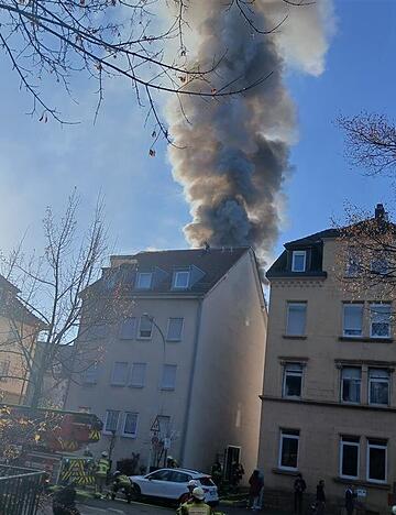 In einem Gebäude in der Silcherstraße in Heilbronn ist ein Feuer ausgebrochen. Die Straße ist wegen des Einsatzes gesperrt. In einem Gebäude in der Silcherstraße in Heilbronn ist ein Feuer ausgebrochen. Die Straße ist wegen des Einsatzes gesperrt.