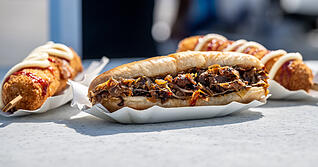 Diese Hotdogs gab es bei dem Streetfood-Festival im Juni 2025. (Archivbild)