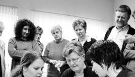 Erste Hilfe Kurs f&uuml;r Lehrer beim DRK in M&ouml;ckm&uuml;hl: Konzentriert verarzten die Lehrerinnen Kerstin Topel und Elke L&uuml;deke eine kleine Patientin mit einem offenen Unterarmbruch. (Foto: Cordula D&uuml;rr)