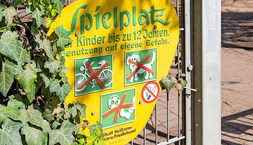 Selbst so manches Schild hat hier schon beinahe antiquarischen Wert.