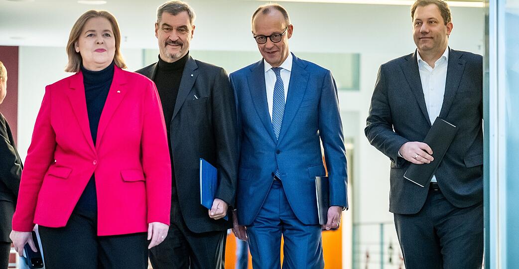 Haben auch 2026 viel zu tun: Die Spitzen der schwarz-roten Bundesregierung, Arbeitsministerin B&auml;rbel Bas (SPD, links), CSU-Chef Markus S&ouml;der, Bundeskanzler Friedrich Merz (CDU) und Finanzminister Lars Klingbeil (SPD).