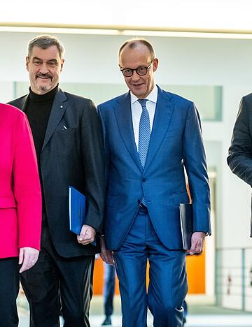 Haben auch 2026 viel zu tun: Die Spitzen der schwarz-roten Bundesregierung, Arbeitsministerin B&auml;rbel Bas (SPD, links), CSU-Chef Markus S&ouml;der, Bundeskanzler Friedrich Merz (CDU) und Finanzminister Lars Klingbeil (SPD).