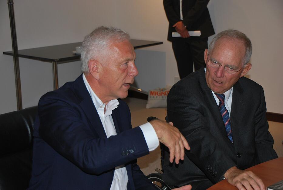 2016: Heilbronns OB Harry Mergel und Finanzminister Wolfgang Schäuble sind ins Gespräch vertieft.