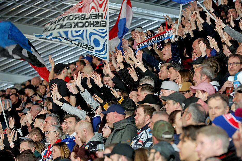 Dementsprechend gut war die Stimmung auch auf der Tribüne – und sie wurde zunächst noch besser.