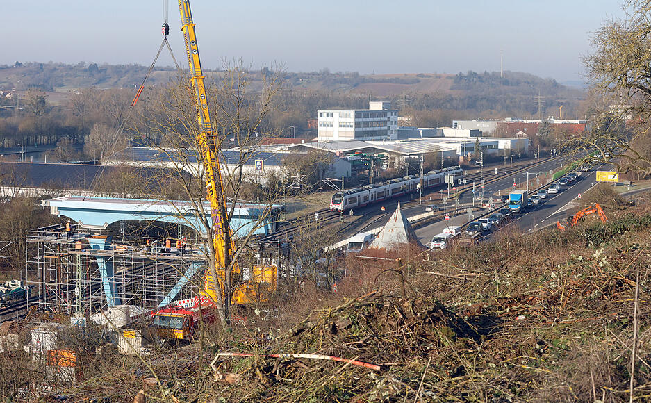 Ein zentrales Br&uuml;ckenelement wird am Mittwoch an der B27 in Bad Friedrichshall eingesetzt.