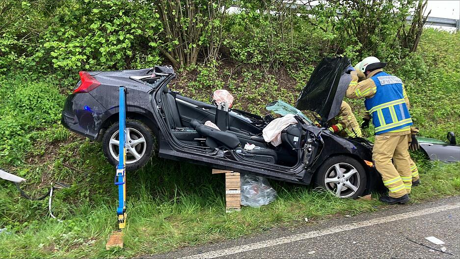 Die Feuerwehr musste das Dach eines Autos entfernen.