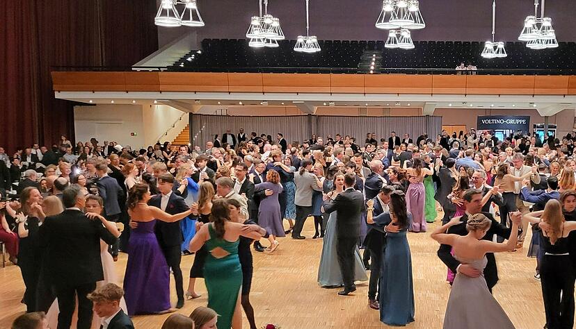 Abschlussball 2024: Schön erkennt man die Ballbeleuchtung, die konzentriert die Tanzfläche ausleuchtet. Das war dieses Jahr nicht der Fall, was zu Missmut geführt hat.
Foto: Tanzschule Brenner Abschlussball 2024: Schön erkennt man die Ballbeleuchtung, die konzentriert die Tanzfläche ausleuchtet. Das war dieses Jahr nicht der Fall, was zu Missmut geführt hat.
Foto: Tanzschule Brenner